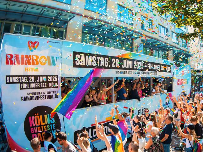 Die Veranstalter des Rainbow Festivals waren bei der CSD-Parade am Sonntag in Köln mit einem eigenen Truck am Start. Dabei fiel vor allem das Logo auf, in dem das „O“ im Wort Rainbow von der Sonne aus dem schauinsland-reisen-Logo dargestellt wird.